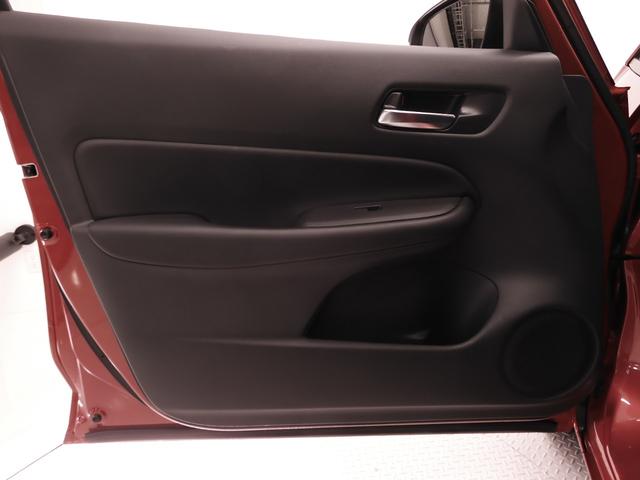 フィット ｅ：ＨＥＶホーム２０周年特別仕様車カーサ　９インチナビ　バックカメラ　ＥＴＣ　アダプティブクルーズコントロール　シートヒーター　Ｂｌｕｅｔｏｏｔｈ　ＵＳＢ入力端子　ＬＥＤヘッドライト　衝突被害軽減ブレーキ　障害物センサー　純正アルミホイール（42枚目）