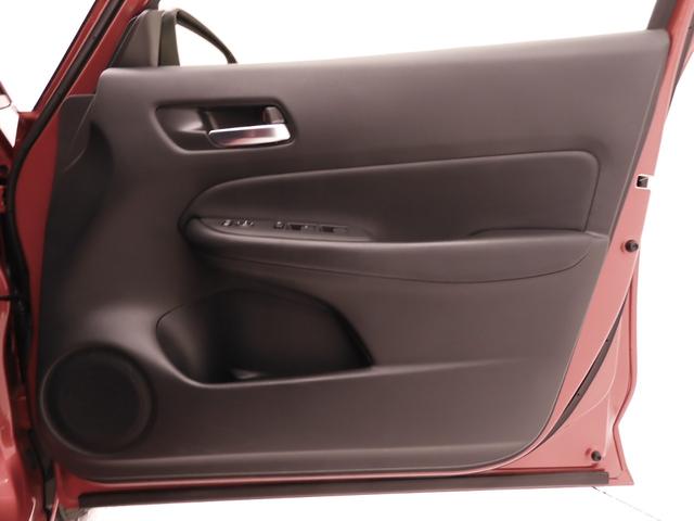 フィット ｅ：ＨＥＶホーム２０周年特別仕様車カーサ　９インチナビ　バックカメラ　ＥＴＣ　アダプティブクルーズコントロール　シートヒーター　Ｂｌｕｅｔｏｏｔｈ　ＵＳＢ入力端子　ＬＥＤヘッドライト　衝突被害軽減ブレーキ　障害物センサー　純正アルミホイール（43枚目）