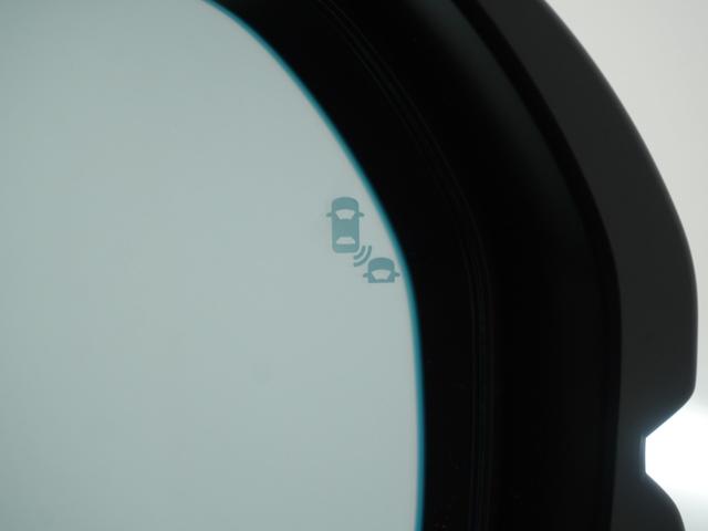 �Ԑ��ύX���x���B�u���C���h�X�|�b�g�C���t�H���[�V�����́A���s���̎��p�ɂȂ�₷�����Ԃ̎΂ߌ���ԗ������m���A�h���C�o�[�֒��ӂ𑣂����Ƃŉ^�]���ׂ��y������@�\�ł��B