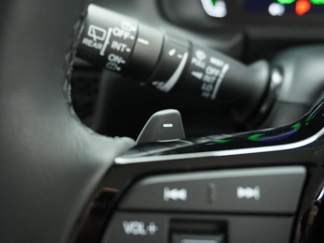 �������Z���N�^�[���X�e�A�����O�z�C�[���̍��E�Ɏ��t����ꂽ�Q�̃p�h���X�C�b�`�Ō����̋����𒲐��B�����́u�|�v�𑀍삷��ƌ����������A�E���́u�{�v�𑀍삷��ƌ������キ���邱�Ƃ��ł��܂��B