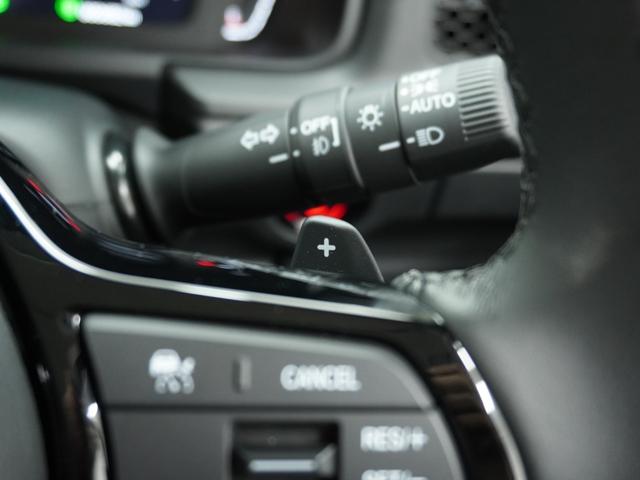 �������Z���N�^�[���X�e�A�����O�z�C�[���̍��E�Ɏ��t����ꂽ�Q�̃p�h���X�C�b�`�Ō����̋����𒲐��B�����́u�|�v�𑀍삷��ƌ����������A�E���́u�{�v�𑀍삷��ƌ������キ���邱�Ƃ��ł��܂��B