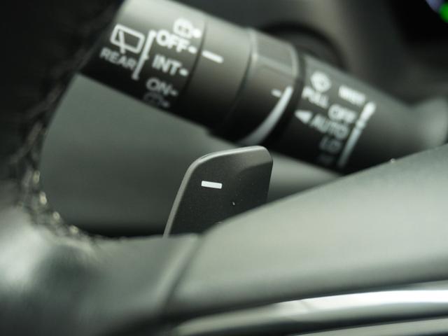 �������Z���N�^�[�������X�e�A�����O�z�C�[���̍��E�Ɏ��t����ꂽ�Q�̃p�h���X�C�b�`�Ō����̋����𒲐��B�����́u�|�v�𑀍삷��ƌ����������A�E���́u�{�v�𑀍삷��ƌ������キ���邱�Ƃ��ł��܂��B