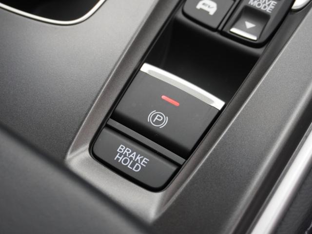 ���I�[�g�u���[�L�z�[���h�@�\�t���d�q�p�[�L���O�u���[�L���u���[�L�y�_���𑫂��痣���Ă���ԏ�Ԃ�ۂ��܂��B�A�N�Z���𓥂߂Ύ����Ńu���[�L����������A���i�\�I