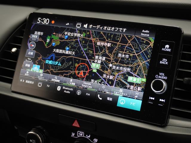 フィット ｅ：ＨＥＶホーム　デモカー　禁煙車　９インチナビ　全周囲カメラ　ドラレコ　ＥＴＣ２．０　アダプティブクルーズコントロール　ブラインドスポットモニター　Ｂｌｕｅｔｏｏｔｈ　ＵＳＢ入力端子　ＬＥＤヘッドライト　スマートキー（3枚目）