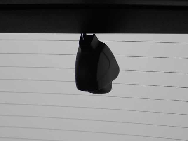 �����A�ɂ��h���C�u���R�[�_�[�𑕔����Ă���܂����f���E�����Ȃǂ��L�^���鎩���ԗp�̑��u�ł��B�������̎��̂̍ۂ̋L�^�͂������A���s�̍ۂ̎v���o�Ƃ��ăh���C�u�̉f�����y���ނ��Ƃ��ł��܂��B