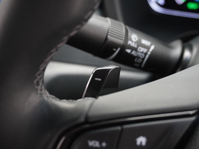 �������Z���N�^�[�������X�e�A�����O�z�C�[���̍��E�Ɏ��t����ꂽ�Q�̃p�h���X�C�b�`�Ō����̋����𒲐��B�����́u�|�v�𑀍삷��ƌ����������A�E���́u�{�v�𑀍삷��ƌ������キ���邱�Ƃ��ł��܂��B