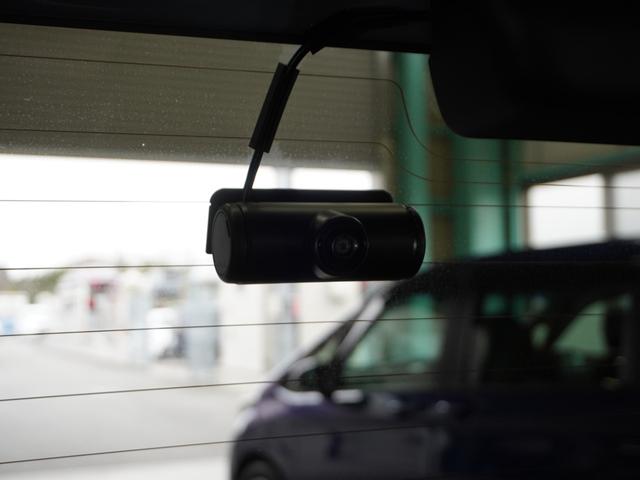 �O���E����͂������A�ԓ��J�����́A������獶�E�����C�h�ɎB�邱�Ƃ��ł��A���񂹂⑤�ʏՓˁA�Ј��I�ȃh���C�o�[�̊댯�s�ׂȂǁA�N���}���͂̃g���u������������L�^�ł��܂��B