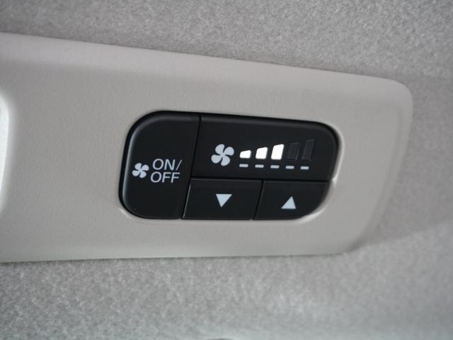 ��ȗp�G�A�R���̑���p�l������������Ă���A����҂̕������D�݂̕��ʂŉ��K�ȃh���C�u�����y���݂��������܂��B