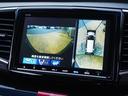 【フロントブラインドビュー】車両前方に搭載したカメラは、車両前方が約180度見渡せる降格映像で表示!