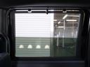 ◆スクリーンサンシェード◆リアドアに装備されています。日差しを和らげ、プライバシーの保護にも役立ちます。後部座席にお子様を乗車させるときも、ゆっくりお昼寝できます♪