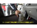 強力な掃除機を使ってシートのごみやほこりを除去します。