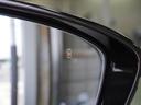 車線変更を支援。ブラインドスポットインフォメーションは、走行中の死角になりやすい自車の斜め後方車両を検知し、ドライバーへ注意を促すことで運転負荷を軽減する機能です。