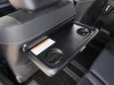 ◆シートバックテーブル◆フロントシートの背面に後席用のテーブルがついています。小物が置けて!カップホルダーもあります、ドライブ中や休憩時にも便利なテーブルです。