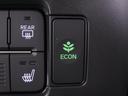 ◆ECONスイッチ(ECONモード)◆エンジンやエアコンといった、クルマ全体の動きを燃費優先で自動制御するECONモード。空調など快適性を優先したいときは、スイッチを押してOFFにできます。