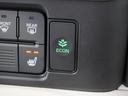◆ＥＣＯＮスイッチ（ＥＣＯＮモード）◆エンジンやエアコンといった、クルマ全体の動きを燃費優先で自動制御するＥＣＯＮモード。空調など快適性を優先したいときは、スイッチを押してＯＦＦにできます。
