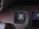 ◆ECONスイッチ(ECONモード)◆エンジンやエアコンといった、クルマ全体の動きを燃費優先で自動制御するECONモード。空調など快適性を優先したいときは、スイッチを押してOFFにできます。