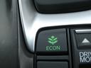 ◆ECONスイッチ(ECONモード)◆エンジンやエアコンといった、クルマ全体の動きを燃費優先で自動制御するECONモード。空調など快適性を優先したいときは、スイッチを押してOFFにできます。