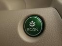◆ＥＣＯＮスイッチ（ＥＣＯＮモード）◆エンジンやエアコンといった、クルマ全体の動きを燃費優先で自動制御するＥＣＯＮモード。空調など快適性を優先したいときは、スイッチを押してＯＦＦにできます。