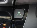 ◆ＥＣＯＮスイッチ（ＥＣＯＮモード）◆エンジンやエアコンといった、クルマ全体の動きを燃費優先で自動制御するＥＣＯＮモード。空調など快適性を優先したいときは、スイッチを押してＯＦＦにできます。