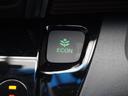 ◆ECONスイッチ(ECONモード)◆エンジンやエアコンといった、クルマ全体の動きを燃費優先で自動制御するECONモード。空調など快適性を優先したいときは、スイッチを押してOFFにできます。