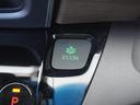 ◆ＥＣＯＮスイッチ（ＥＣＯＮモード）◆エンジンやエアコンといった、クルマ全体の動きを燃費優先で自動制御するＥＣＯＮモード。空調など快適性を優先したいときは、スイッチを押してＯＦＦにできます。