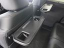 ◆シートバックテーブル◆フロントシートの背面に後席用のテーブルがついています。小物が置けて!カップホルダーもあります、ドライブ中や休憩時にも便利なテーブルです。