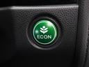 ◆ECONスイッチ(ECONモード)◆エンジンやエアコンといった、クルマ全体の動きを燃費優先で自動制御するECONモード。空調など快適性を優先したいときは、スイッチを押してOFFにできます。