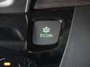 ◆ECONスイッチ(ECONモード)◆エンジンやエアコンといった、クルマ全体の動きを燃費優先で自動制御するECONモード。空調など快適性を優先したいときは、スイッチを押してOFFにできます。