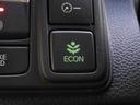 ◆ＥＣＯＮスイッチ（ＥＣＯＮモード）◆エンジンやエアコンといった、クルマ全体の動きを燃費優先で自動制御するＥＣＯＮモード。空調など快適性を優先したいときは、スイッチを押してＯＦＦにできます。