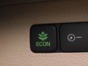 ◆ECONスイッチ(ECONモード)◆エンジンやエアコンといった、クルマ全体の動きを燃費優先で自動制御するECONモード。空調など快適性を優先したいときは、スイッチを押してOFFにできます。