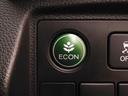 ◆ECONスイッチ(ECONモード)◆エンジンやエアコンといった、クルマ全体の動きを燃費優先で自動制御するECONモード。空調など快適性を優先したいときは、スイッチを押してOFFにできます。