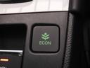 ◆ECONスイッチ(ECONモード)◆エンジンやエアコンといった、クルマ全体の動きを燃費優先で自動制御するECONモード。空調など快適性を優先したいときは、スイッチを押してOFFにできます。