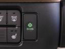 ◆ECONスイッチ(ECONモード)◆エンジンやエアコンといった、クルマ全体の動きを燃費優先で自動制御するECONモード。空調など快適性を優先したいときは、スイッチを押してOFFにできます。
