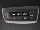 後席用エアコンの操作パネルも装備されており、同乗者の方もお好みの温度で快適なドライブをお楽しみいただけます。
