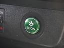 ◆ＥＣＯＮスイッチ（ＥＣＯＮモード）◆エンジンやエアコンといった、クルマ全体の動きを燃費優先で自動制御するＥＣＯＮモード。空調など快適性を優先したいときは、スイッチを押してＯＦＦにできます。