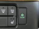 ◆ECONスイッチ(ECONモード)◆エンジンやエアコンといった、クルマ全体の動きを燃費優先で自動制御するECONモード。空調など快適性を優先したいときは、スイッチを押してOFFにできます。