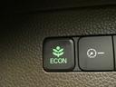 ◆ＥＣＯＮスイッチ（ＥＣＯＮモード）◆エンジンやエアコンといった、クルマ全体の動きを燃費優先で自動制御するＥＣＯＮモード。空調など快適性を優先したいときは、スイッチを押してＯＦＦにできます。