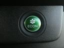 ◆ECONスイッチ(ECONモード)◆エンジンやエアコンといった、クルマ全体の動きを燃費優先で自動制御するECONモード。空調など快適性を優先したいときは、スイッチを押してOFFにできます。