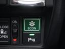 ◆ECONスイッチ(ECONモード)◆エンジンやエアコンといった、クルマ全体の動きを燃費優先で自動制御するECONモード。空調など快適性を優先したいときは、スイッチを押してOFFにできます。