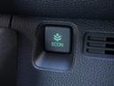 ◆ECONスイッチ(ECONモード)◆エンジンやエアコンといった、クルマ全体の動きを燃費優先で自動制御するECONモード。空調など快適性を優先したいときは、スイッチを押してOFFにできます。