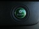 ◆ECONスイッチ(ECONモード)◆エンジンやエアコンといった、クルマ全体の動きを燃費優先で自動制御するECONモード。空調など快適性を優先したいときは、スイッチを押してOFFにできます。