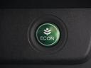 ◆ECONスイッチ(ECONモード)◆エンジンやエアコンといった、クルマ全体の動きを燃費優先で自動制御するECONモード。空調など快適性を優先したいときは、スイッチを押してOFFにできます。
