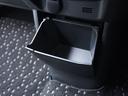 ◆センターロアボックス◆インパネ中央の下部には、ごみ箱としても使用する事ができるセンターロアボックスを装備しております。