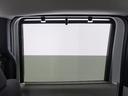 ◆スクリーンサンシェード◆リアドアに装備されています。日差しを和らげ、プライバシーの保護にも役立ちます。後部座席にお子様を乗車させるときも、ゆっくりお昼寝できます♪
