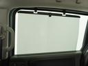 ◆スクリーンサンシェード◆リアドアに装備されています。日差しを和らげ、プライバシーの保護にも役立ちます。後部座席にお子様を乗車させるときも、ゆっくりお昼寝できます♪
