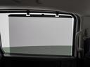 ◆スクリーンサンシェード◆リアドアに装備されています。日差しを和らげ、プライバシーの保護にも役立ちます。後部座席にお子様を乗車させるときも、ゆっくりお昼寝できます♪