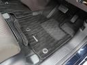 Ｈｏｎｄａ認定中古車に新品の純正フロアマットを装着しました。気分よくドライブをお楽しみいただけます♪