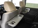 ◆シートバックテーブル◆フロントシートの背面に後席用のテーブルがついています。小物が置けて！カップホルダーもあります、ドライブ中や休憩時にも便利なテーブルです。