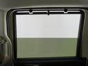 ◆スクリーンサンシェード◆リアドアに装備されています。日差しを和らげ、プライバシーの保護にも役立ちます。後部座席にお子様を乗車させるときも、ゆっくりお昼寝できます♪
