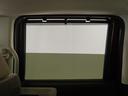 ◆スクリーンサンシェード◆リアドアに装備されています。日差しを和らげ、プライバシーの保護にも役立ちます。後部座席にお子様を乗車させるときも、ゆっくりお昼寝できます♪